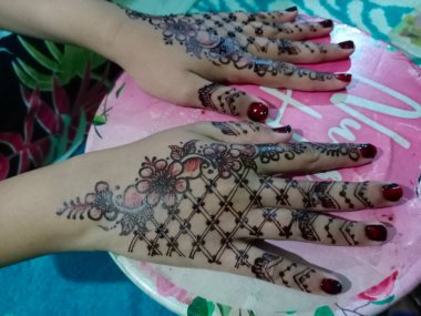 Renkli çivileri olan güzel genç bir kadının yakın görüntüsü..