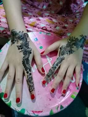 Beyaz bir çiçek tutan bir kadının ellerini kapat.