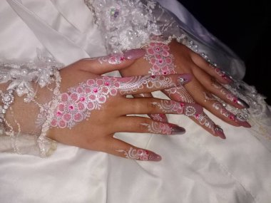 Alyans tutan bir kadının ellerini kapatıyoruz.