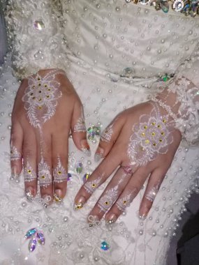 Çiçekli güzel bir kadın.