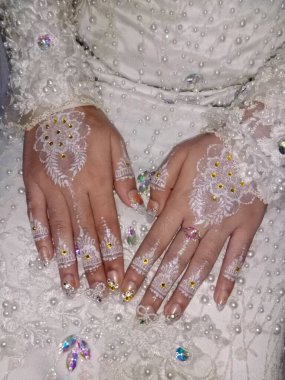 Manikürlü ve düğün buketli güzel kadın elleri.