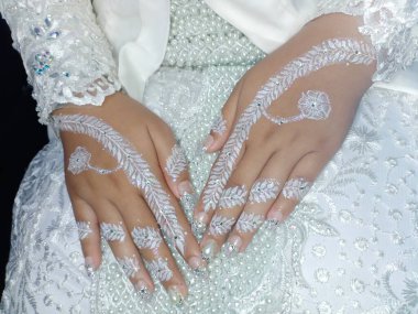 Düğününde dantel peçeli güzel gelin