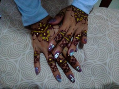 Siyah arka planda kadın elinin yakın çekimleri