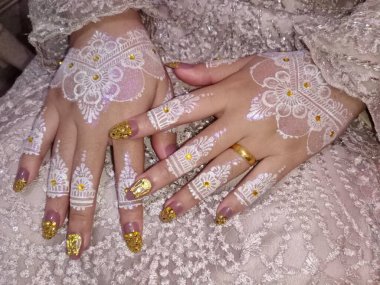 Güzel alyanslar dişilerin elinde