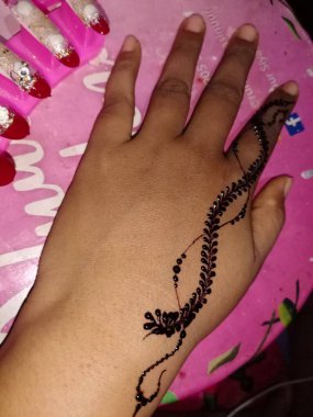 Yüzünde dövme olan güzel bir kadın.