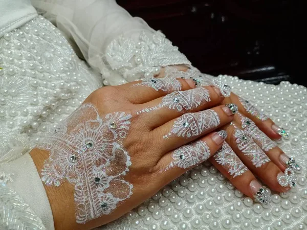 Schöne Henna Auf Den Händen Der Braut — Stockfoto