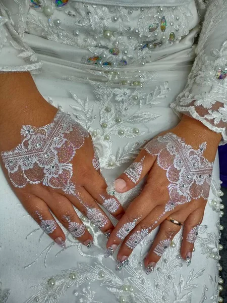 美しい花嫁を背景にウェディングドレスを着た女性モデルのクローズアップショット — ストック写真