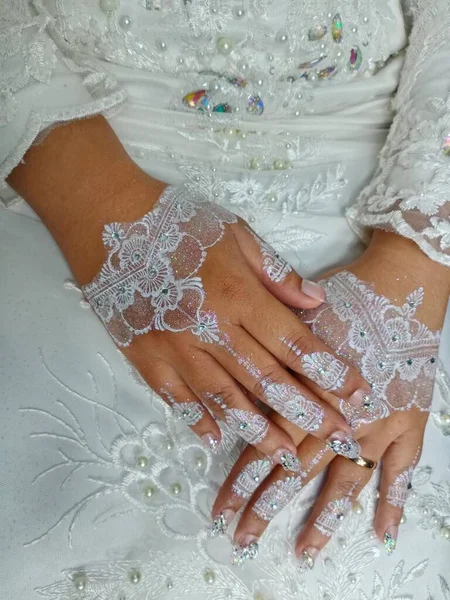 花嫁の手に美しいヘナ — ストック写真