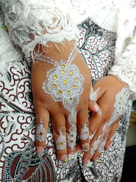 Gelinlik giymiş bir kadının elini kapat.