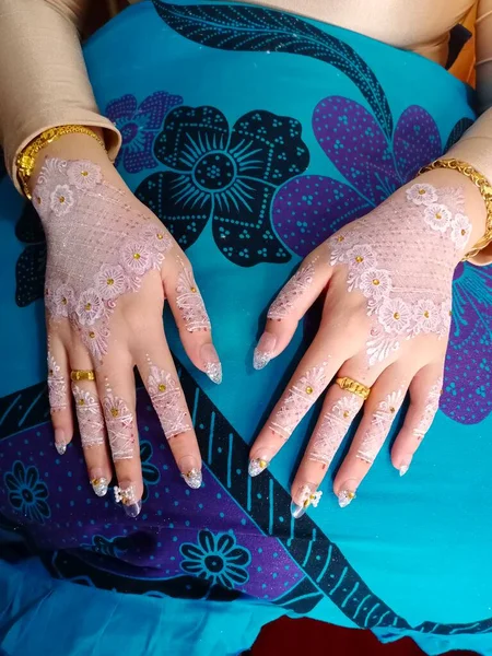 Mavi arka planda dantelli takım elbiseli genç ve güzel bir kadının fotoğrafını çek..