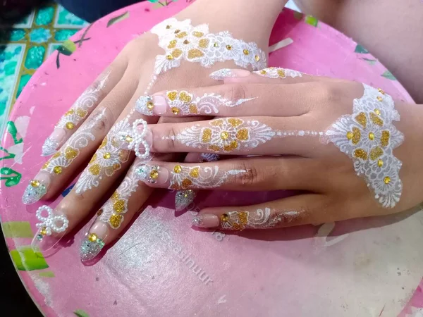 Bir düğün gününün arka planında güzel beyaz ve renkli eller