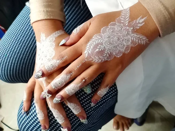 Casal Casamento Com Fitas Brancas Suas Mãos — Fotografia de Stock