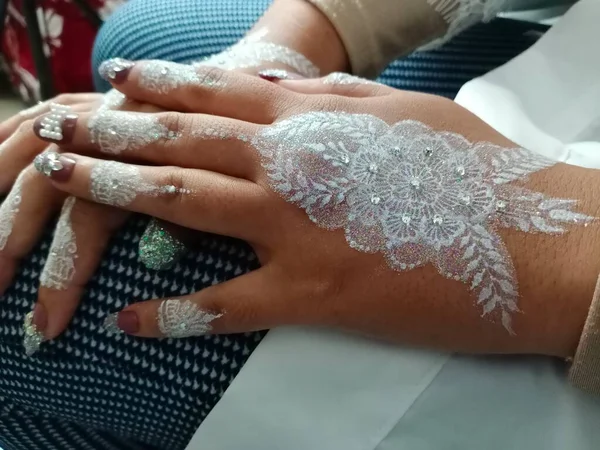 Alyansları olan bir kadının ellerini kapat.