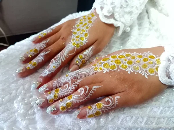 Hermosa Henna Las Manos Novia —  Fotos de Stock