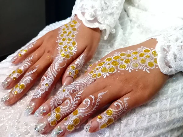 Schöne Weibliche Hände Mit Einer Weißen Maniküre Der Hand — Stockfoto