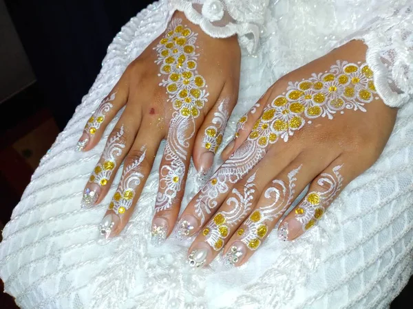 Hermosa Henna Las Manos Novia —  Fotos de Stock