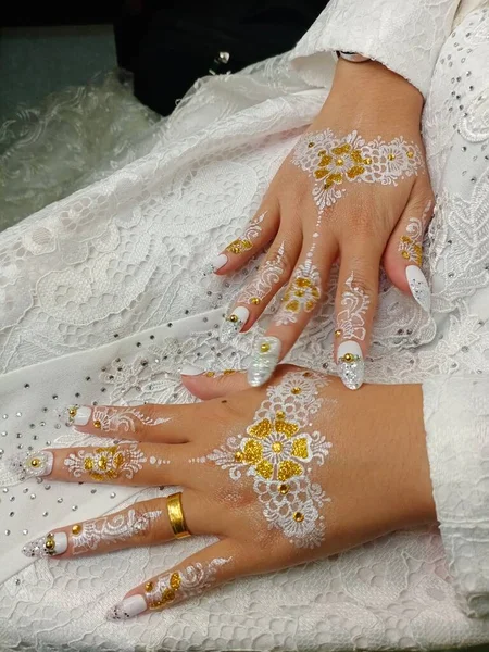 Beautiful Female Hands Wedding Rings — ストック写真