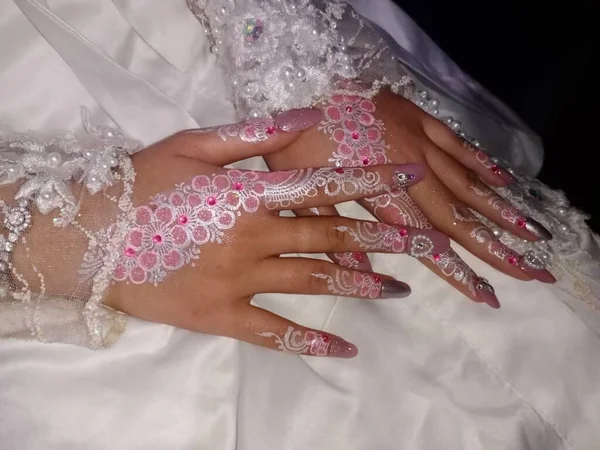 Primer Plano Una Mano Femenina Sosteniendo Anillo Bodas — Foto de Stock