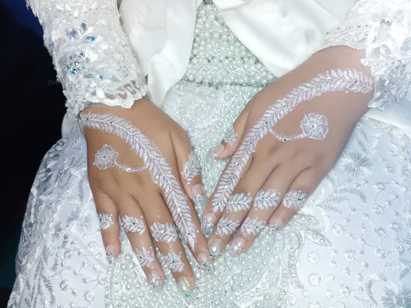 Schöne Braut Mit Spitzenschleier Ihrem Hochzeitstag — Stockfoto