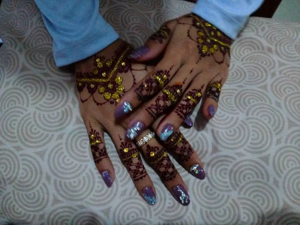 Mooie Vrouwelijke Handen Met Henna Tatoeage Achtergrond Van Bruid — Stockfoto