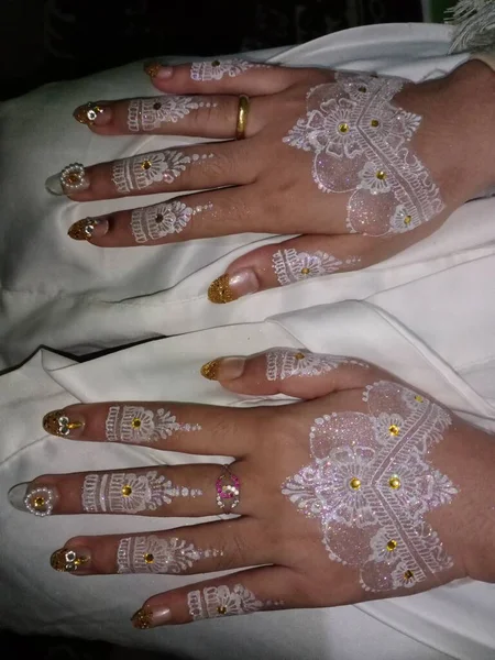 Primer Plano Una Mano Femenina Con Una Hermosa Manicura — Foto de Stock