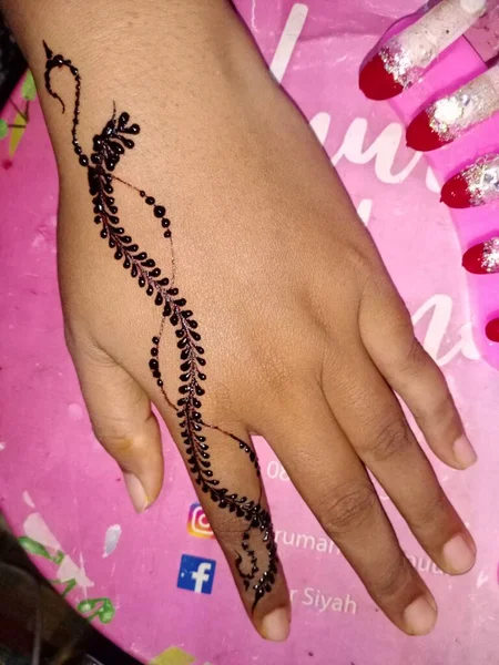 Beautiful Henna Hands Bride — Stock Photo, Image