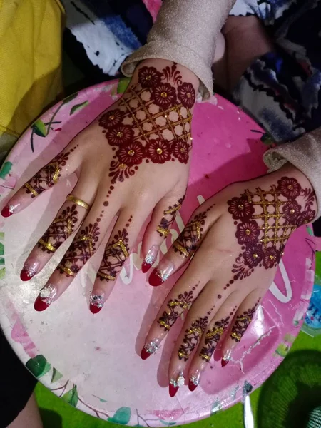 Perto Umas Mãos Femininas Com Uma Manicura Brilhante — Fotografia de Stock