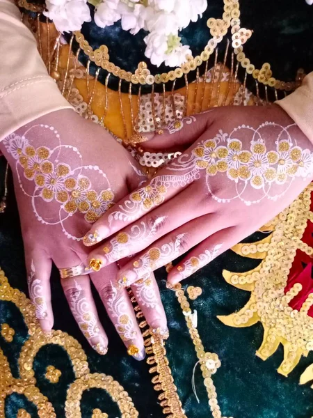 Mooie Henna Handen Van Bruid — Stockfoto