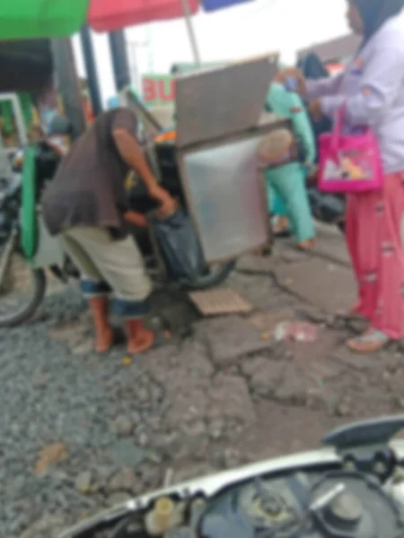 Şehirde çalışan bir grup insan.