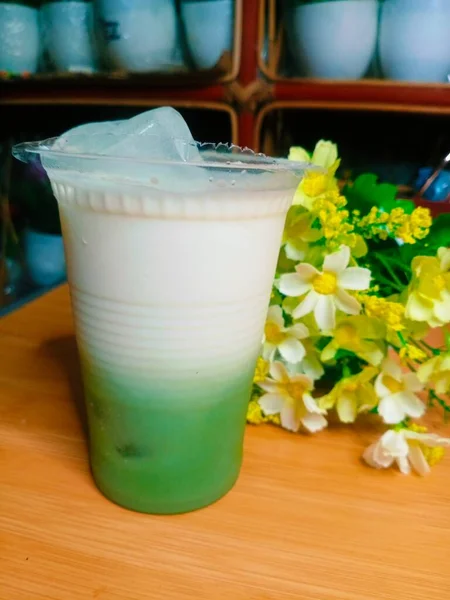 Una Taza Con Leche Una Flor — Foto de Stock