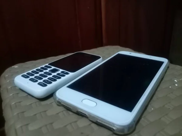 Moderne Mobiele Telefoon Met Een Wit Scherm Een Rode Smartphone — Stockfoto