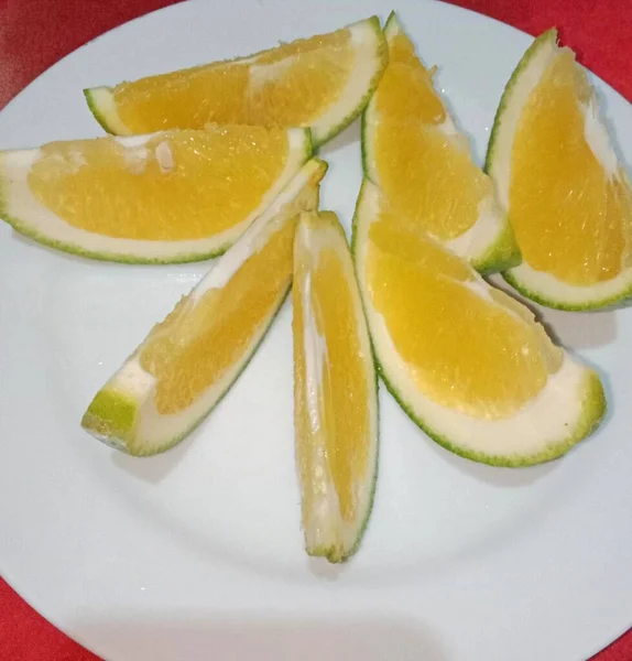Tranches Citron Sur Une Assiette Blanche — Photo