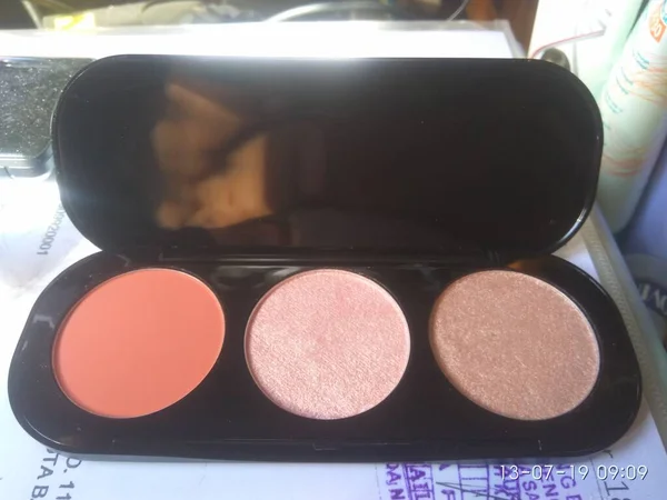 Makyaj ürünleri, kozmetik ürünleri ve güzellik.