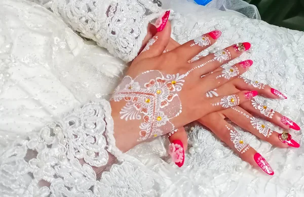 Güzel pembe çiçekleri olan bir kadın eli