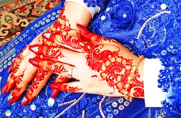 Güzel bir kadın eli, renkli el yapımı kumaş dokusu, yakın plan.