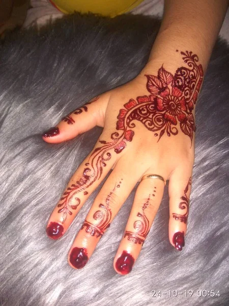 Een Mooie Vrouw Heeft Een Tatoeage Vorm Van Een Henna — Stockfoto