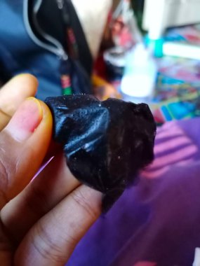 Siyah deri ceketi tutan bir kadının eline yaklaş.