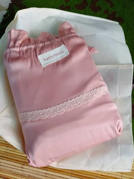 beyaz yastık yatağın üstünde