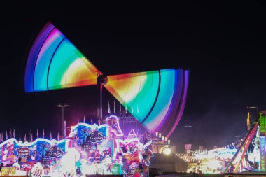 2022 Nuremberg Halk Festivali: Geceleyin yapılan çok etkileyici ışık gösterileri, daha uzun süre maruz kaldıklarında yapılmaktadır. Çok özel bir atmosfer. Güneş yavaşça batar ve tüm cazibeler parıldar.. 