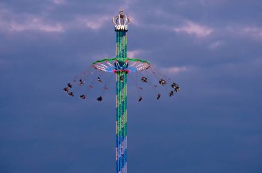 2022 Nuremberg Halk Festivali: Geceleyin yapılan çok etkileyici ışık gösterileri, daha uzun süre maruz kaldıklarında yapılmaktadır. Çok özel bir atmosfer. Güneş yavaşça batar ve tüm cazibeler parıldar.. 