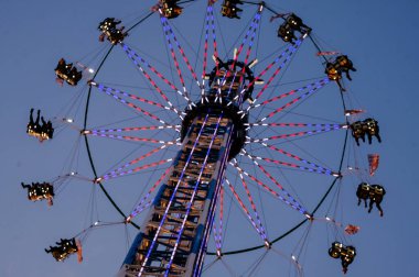 2022 Nuremberg Halk Festivali: Geceleyin yapılan çok etkileyici ışık gösterileri, daha uzun süre maruz kaldıklarında yapılmaktadır. Çok özel bir atmosfer. Güneş yavaşça batar ve tüm cazibeler parıldar.. 
