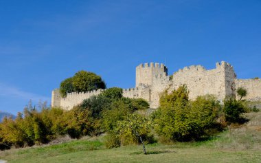 Yaz rüyası: İtalya 'daki Garda Gölü' nde tatil - huzurlu doğa ve İtalyan ambiyansı her geziyi eşsiz kılıyor. Dramatik bulutlar, şiddetli fırtınalar, bol güneş ve muhteşem gün batımları - bunların hepsi Garda Gölü 'nde bulunabilir ve unutulmaz..