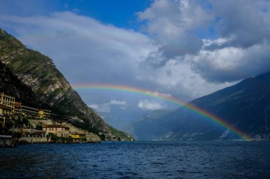 Yaz rüyası: İtalya 'daki Garda Gölü' nde tatil - huzurlu doğa ve İtalyan ambiyansı her geziyi eşsiz kılıyor. Dramatik bulutlar, şiddetli fırtınalar, bol güneş ve muhteşem gün batımları - bunların hepsi Garda Gölü 'nde bulunabilir ve unutulmaz..