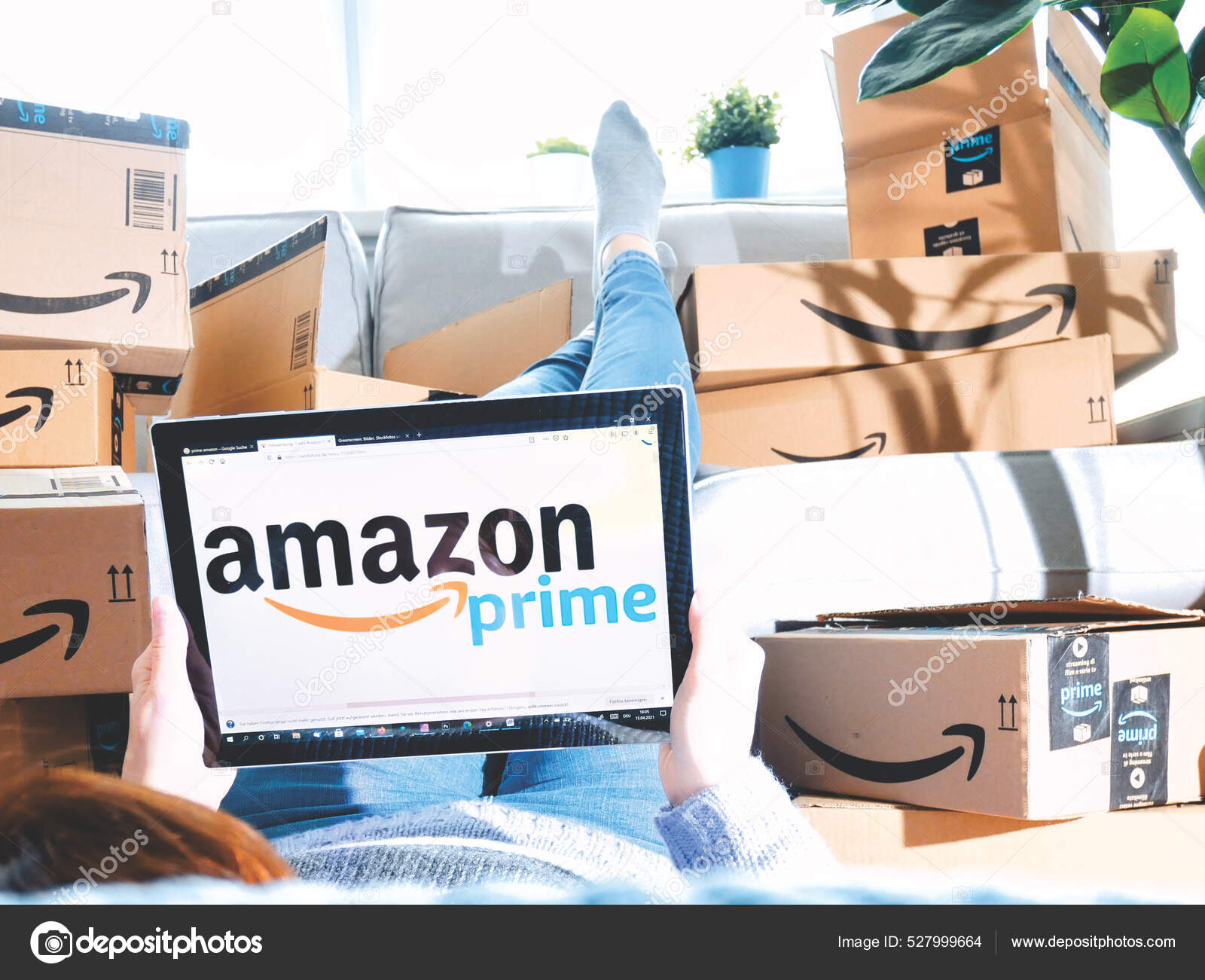Alemanha Rostock Juni 13 2021 Stack of Amazon Prime packages