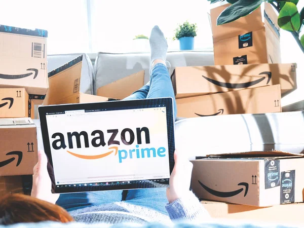 Jerman, Rostock - Juni 13, 2021: Tumpukan paket Amazon Prime. belanja online wanita di Amazon Prime Day. Jarak, rumah dan belanja online — Stok Foto