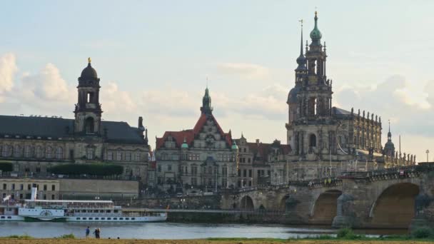 Dresden, Deutschland - 31. August 2021: Dresdner Stadtsilhouette am Fluss in Sachsen. Radfahrer und Passanten oder Touristen flanieren entlang der Elbe. Reisen und Sehenswürdigkeiten von Städtereisen. Sehenswürdigkeiten, Reiseführer Europa — Stockvideo