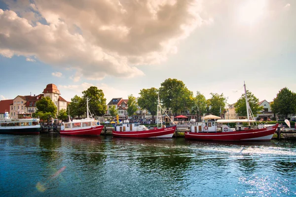 Rostock, Alemania - 4 de agosto de 2020: canal con barcos y mar Báltico en Warnemuende, Rostock Alemania — Foto de Stock
