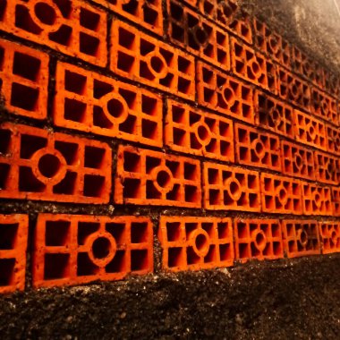 Pamulang 'ın güney Tangerang Endonezya' sındaki duvardaki Kırmızı Havalandırma Delikleri 'ne yakın.