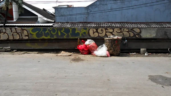 Cesta Lixo Mercado Rua Pela Manhã Misturada Entre Resíduos Orgânicos — Fotografia de Stock