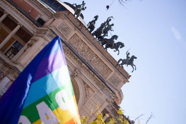Palermo 'daki Castelnuovo Meydanı' ndaki Politeama tiyatrosu.